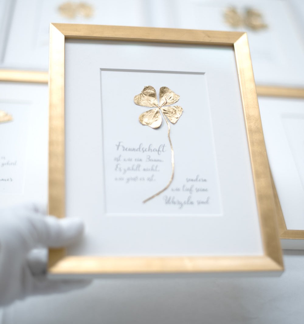 Poetische Spruchbilder mit echtem vierblättrigen Kleeblatt. Vergoldet mit 23,5 Karat Echtgold. Text: "Freundschaft ist wie ein Baum. Es zählt nicht, wie viele Blätter er hat, sondern wie tief seine Wurzeln sind"