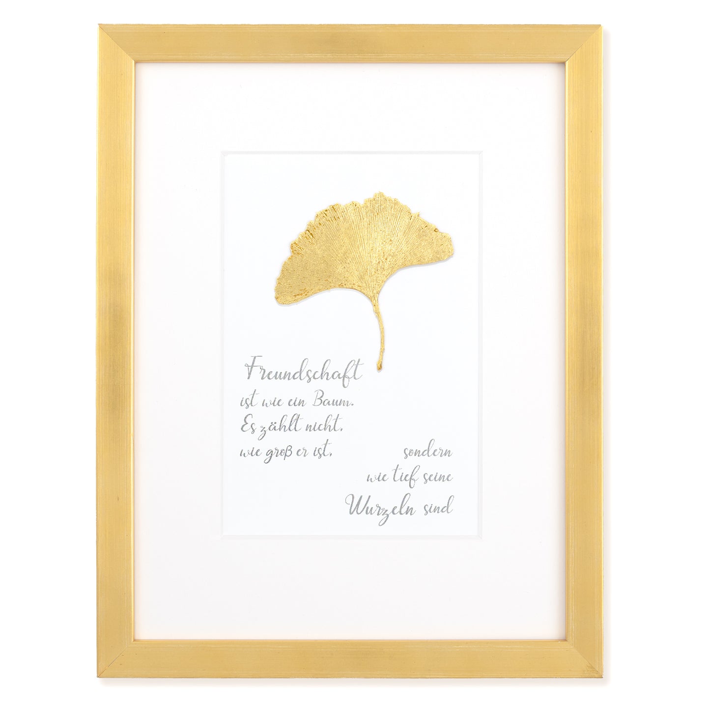 Goldenes Glück - Vergoldetes Ginkgoblatt mit Spruch, Freundschaft ist wie ein Baum. Es zählt nicht wie groß er ist, sondern wie tief seine Wurzeln sind. Poetisches Spruchbild mit Massivholzrahmen.