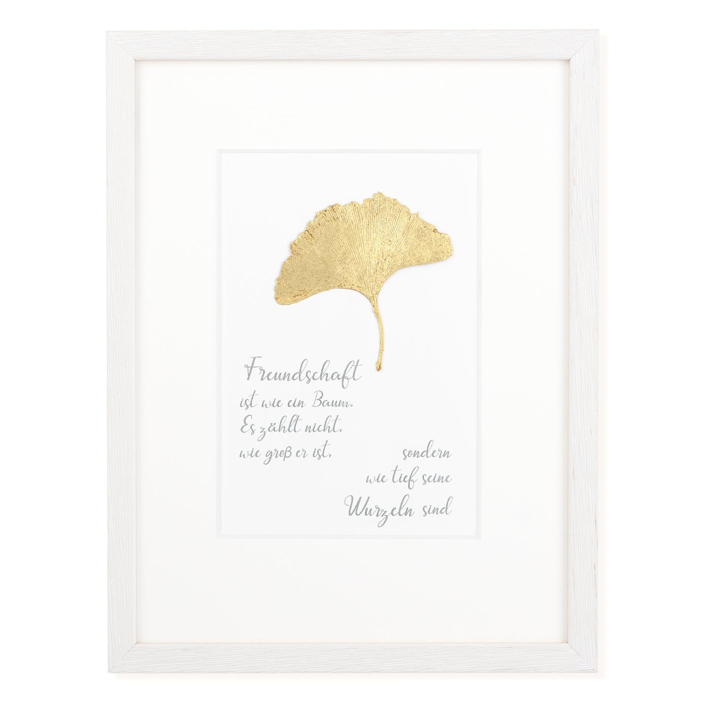 Goldenes Glück - Vergoldetes Ginkgoblatt mit Spruch, Freundschaft ist wie ein Baum. Es zählt nicht wie groß er ist, sondern wie tief seine Wurzeln sind. Poetisches Spruchbild mit Massivholzrahmen.