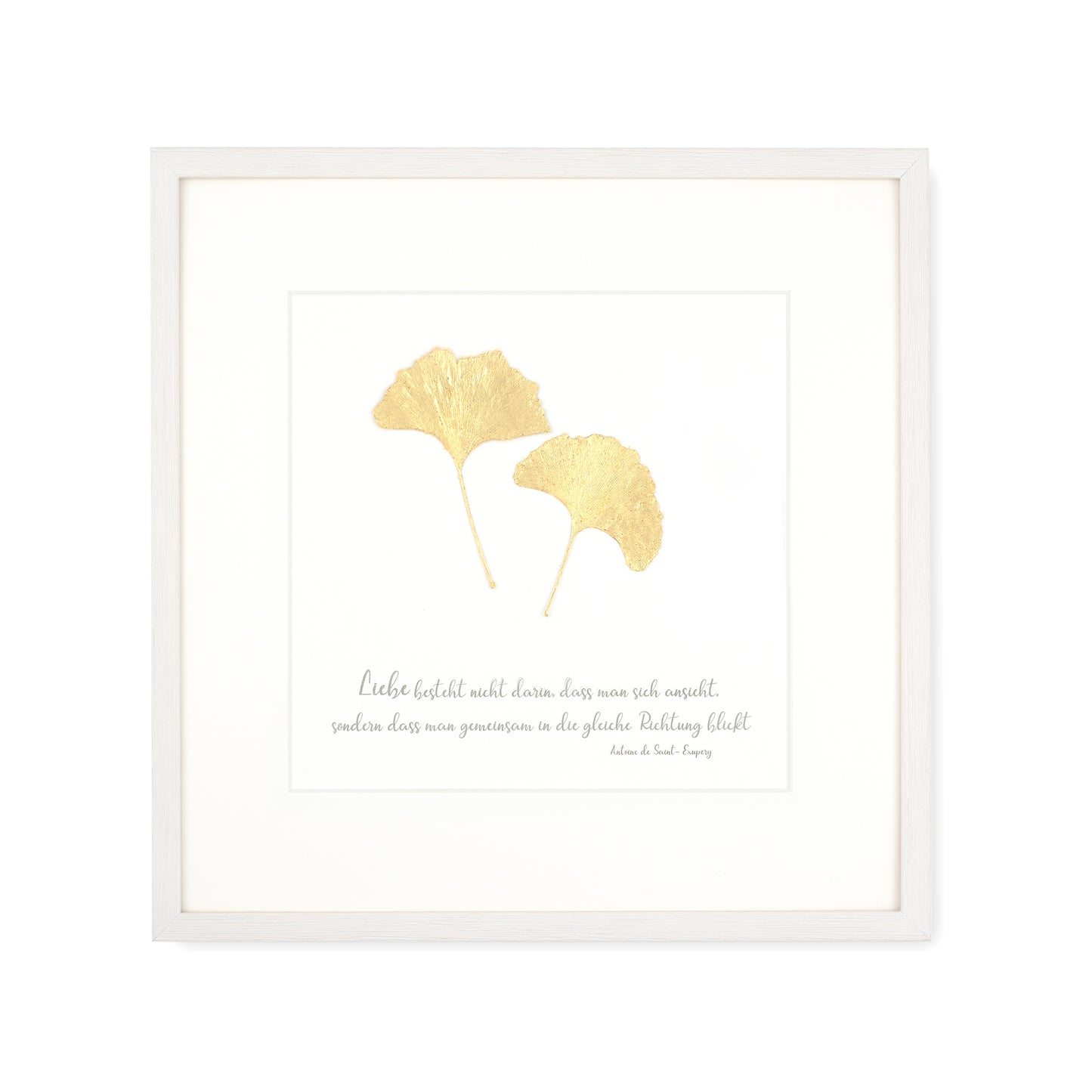 Goldenes Glück - Vergoldetes Ginkgoblatt mit Spruch. Liebe besteht nicht darin, dass man sich ansieht, sondern darin, dass man gemeinsam in die gleiche Richtung blickt. Poetisches Spruchbild mit Massivholzrahmen.
