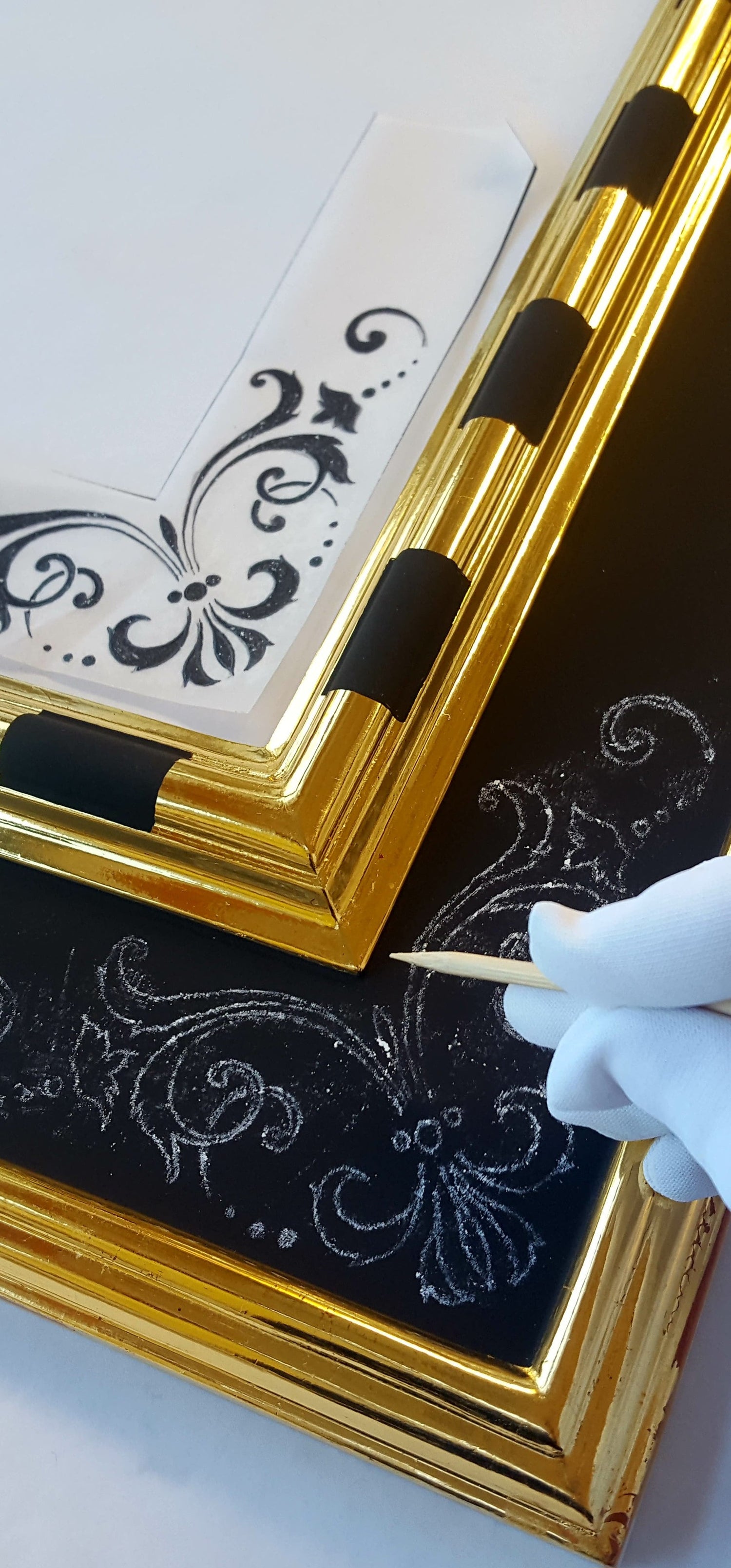 Vergoldung Renaissance Plattenrahmen mit Eckverzierung. Verzierte und verschnörkelte Echtgoldrahmen, hergestellt in Handarbeit