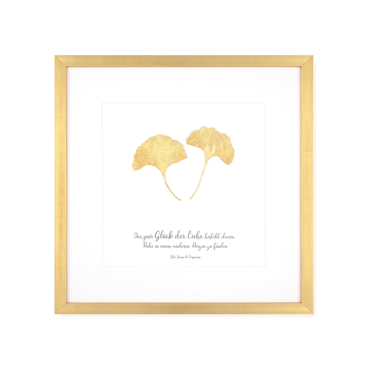 Goldenes Glück - Vergoldetes Ginkgoblatt mit Spruch. Das große Glück der Liebe besteht darin, Ruhe in einem anderen Herzen zu finden. Poetisches Spruchbild mit Massivholzrahmen.