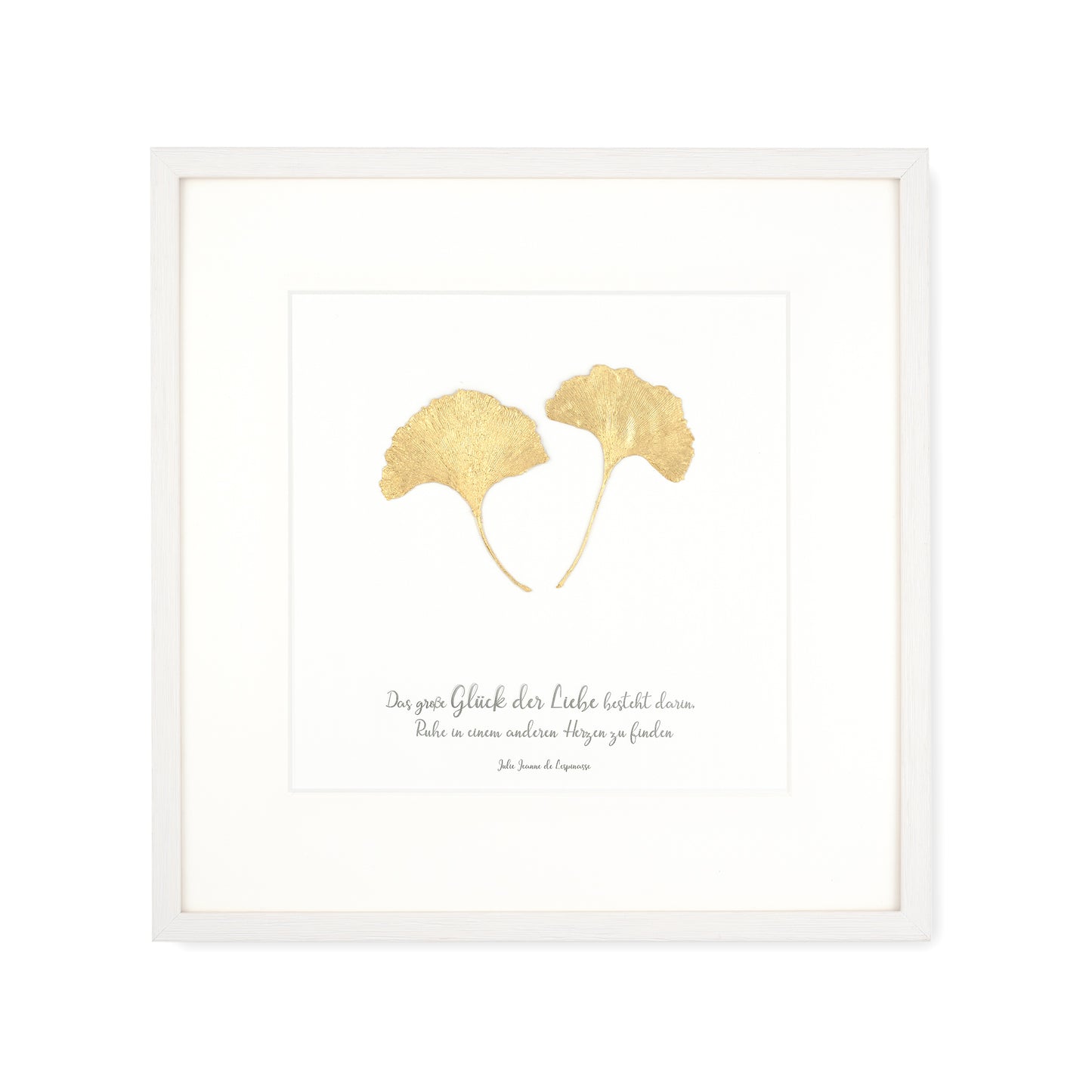 Goldenes Glück - Vergoldetes Ginkgoblatt mit Spruch. Das große Glück der Liebe besteht darin, Ruhe in einem anderen Herzen zu finden. Poetisches Spruchbild mit Massivholzrahmen.