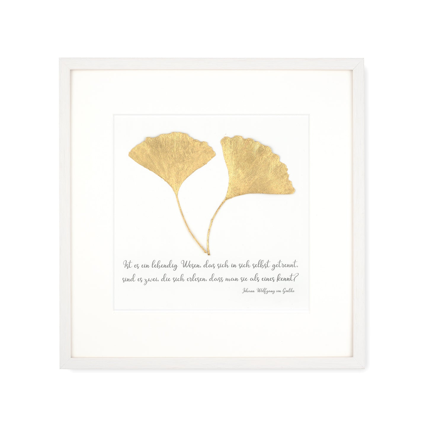 Goldenes Glück - Vergoldetes Ginkgoblatt mit Spruch. Ist es ein lebendig wesen, das sich in sich selbst getrennt. Sind es zwei, die sich erlesen, dass man sie als eines kennt. Poetisches Spruchbild mit Massivholzrahmen.