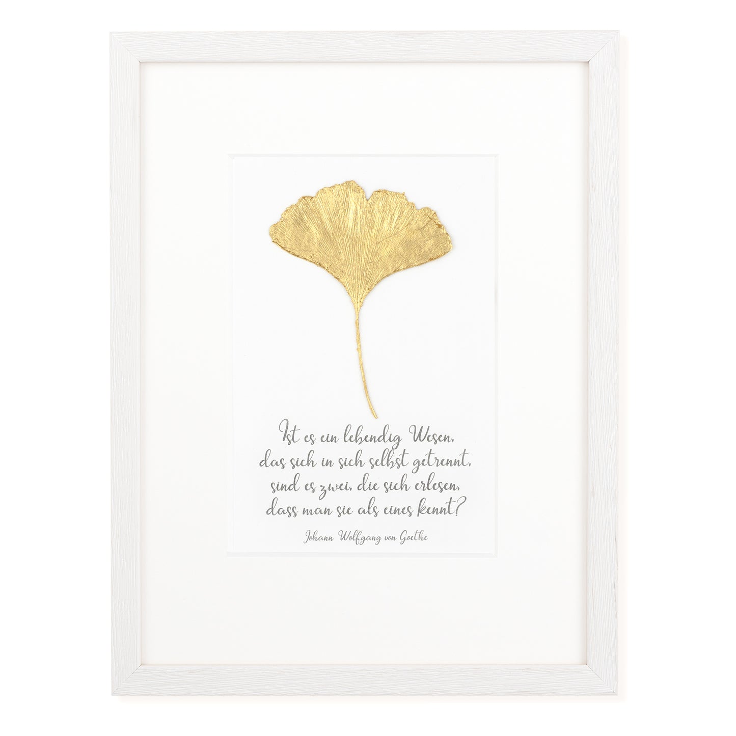 Goldenes Glück - Vergoldetes Ginkgoblatt mit Spruch. Ist es ein lebendig Wesen, das sich in sich selbst getrennt. Sind es zwei, die sich erlesen, dass man sie als eines kennt. Poetisches Spruchbild mit Massivholzrahmen.