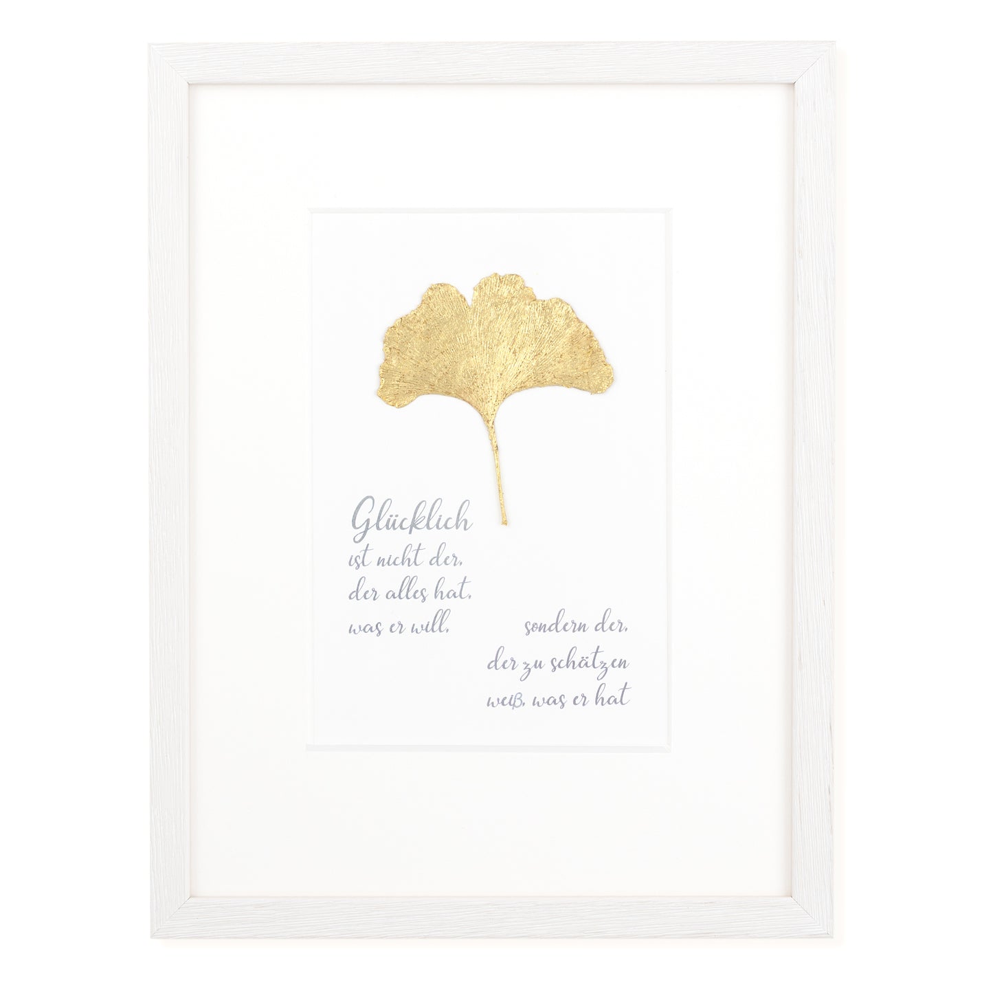 Goldenes Glück - Vergoldetes Ginkgoblatt mit Spruch. Glücklich ist nicht der, der alles hat was er will, sondern der der zu schätzen weiß was er hat. Poetisches Spruchbild mit Massivholzrahmen.