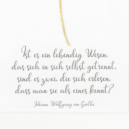 Ist es ein lebendig Wesen, das sich in sich selbst getrennt, sind es zwei, die sich erlesen, dass man sie als eines kennt?