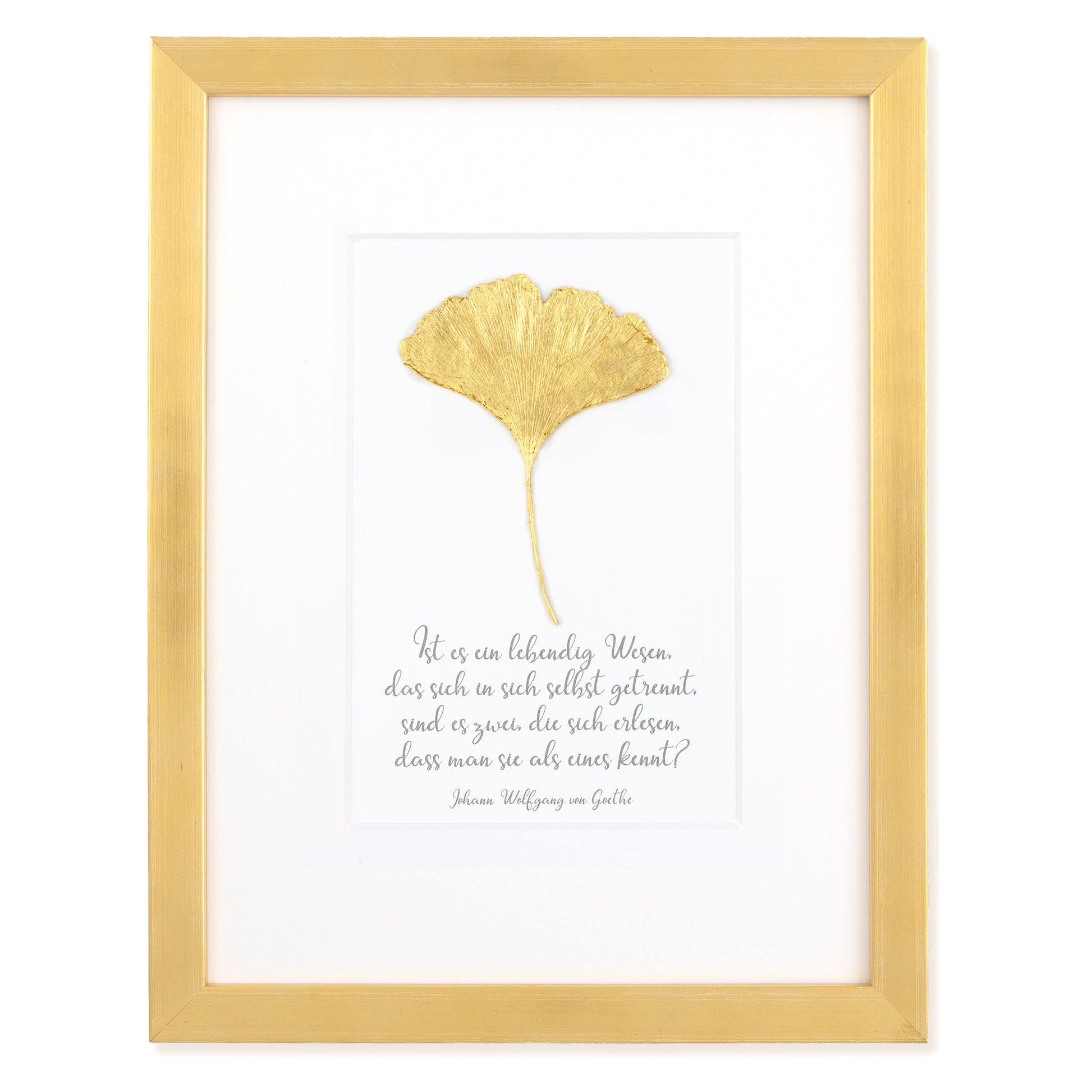 Goldenes Glück - Vergoldetes Ginkgoblatt mit Spruch. Ist es ein lebendig Wesen, das sich in sich selbst getrennt. Sind es zwei, die sich erlesen, dass man sie als eines kennt. Poetisches Spruchbild mit Massivholzrahmen. 