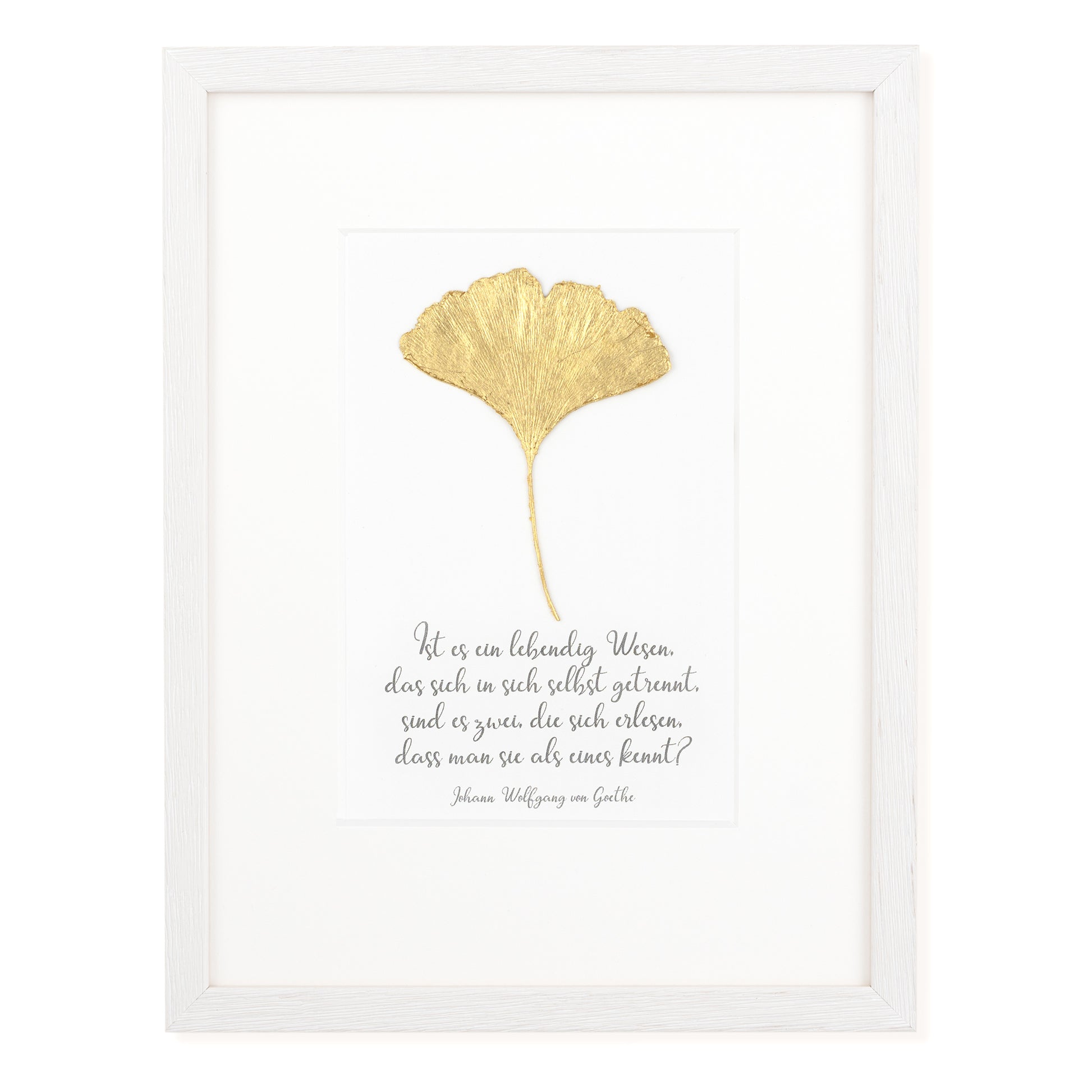 Goldenes Glück - Vergoldetes Ginkgoblatt mit Spruch. Ist es ein lebendig Wesen, das sich in sich selbst getrennt. Sind es zwei, die sich erlesen, dass man sie als eines kennt. Poetisches Spruchbild mit Massivholzrahmen. 