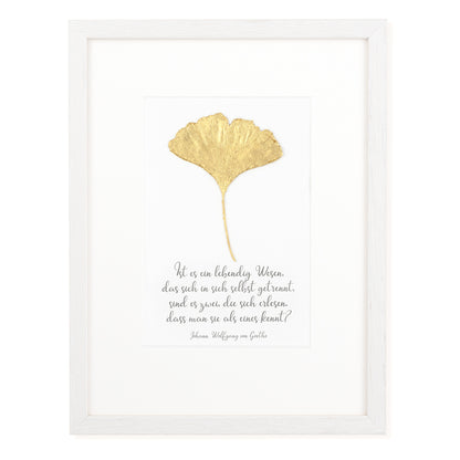 Goldenes Glück - Vergoldetes Ginkgoblatt mit Spruch. Ist es ein lebendig Wesen, das sich in sich selbst getrennt. Sind es zwei, die sich erlesen, dass man sie als eines kennt. Poetisches Spruchbild mit Massivholzrahmen. 